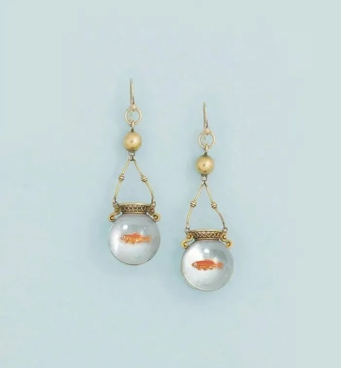 Par de pendientes victorianos de cristal calcográfico pintado al revés, 1870