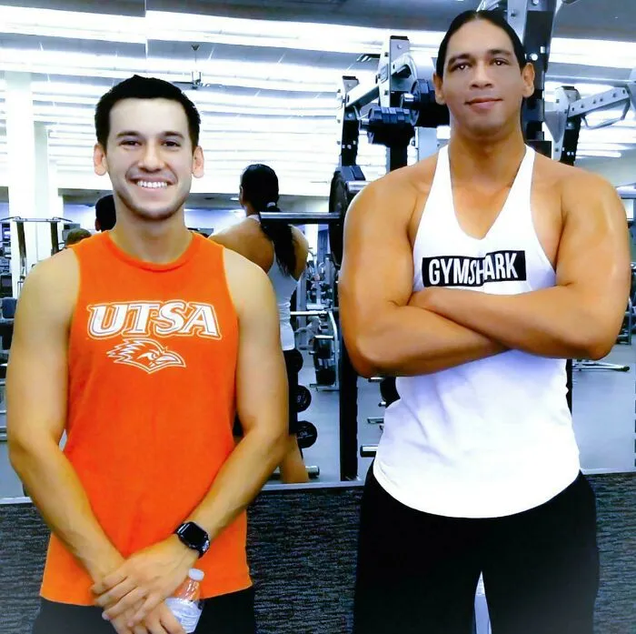 Me encontré a un amigo (el de la derecha) en el gimnasio y nos hicimos una foto, la editó así