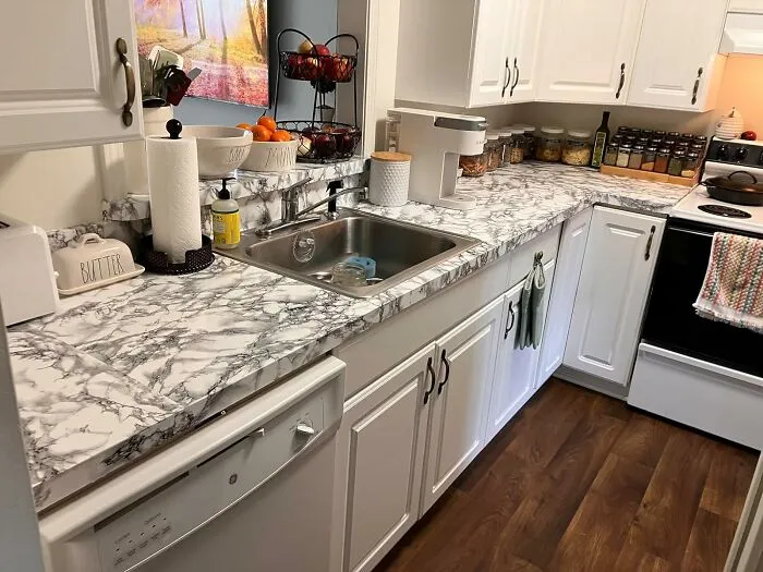 Your Kitchen Is About To Get A Serious Glow-Up!  This   <a Style="Display:inline;" Href="Https://Www.amazon.com/Dc-Fix-346-0306-Decorative-Self-Adhesive/Dp/B00504qxm0?ie=utf8&linkcode=ll1&tag=bporca-20&linkid=bba1852bc22f45f7364eb764f1094c71&language=en_us&ref_=as_li_ss_tl " Target="_blank"><span Style="Font: Inherit; Color: #d74b1f;"> Peel And Stick Contact Paper</Span> Will Give Your Countertops A Luxurious Marble Makeover Without The Hefty Price Tag (Or The Messy Demolition)