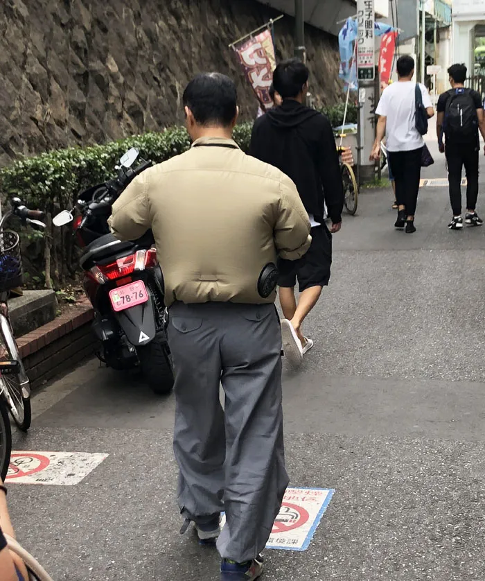 Un tipo con su chaqueta de ventilador a 36 grados en Tokio
