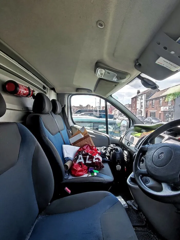 Peeking Inside Strangers' Cars: My New Photography Hobby (23 Pics)