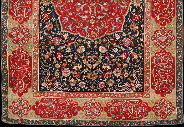 Contemple esta exquisita mitad de una «alfombra de salazón» del periodo safávida, hacia 1600. Meticulosamente elaborada con lana, seda e hilo metálico.