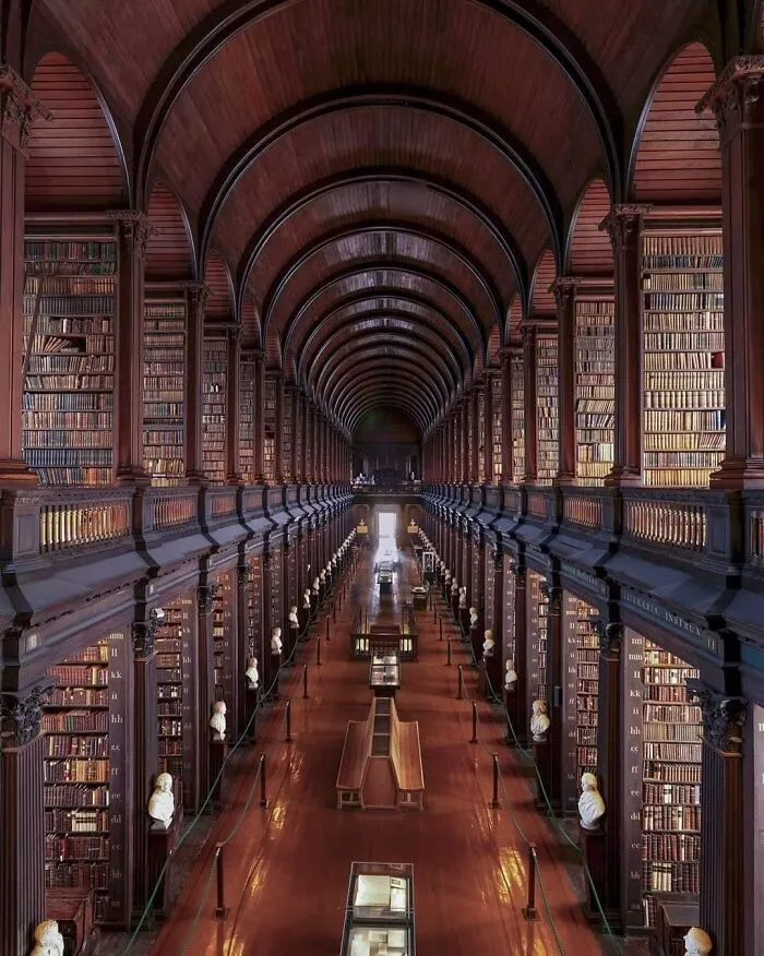 Construida entre 1712 y 1732, la sala larga de la antigua biblioteca del Trinity College alberga los 200.000 libros más antiguos de la colección