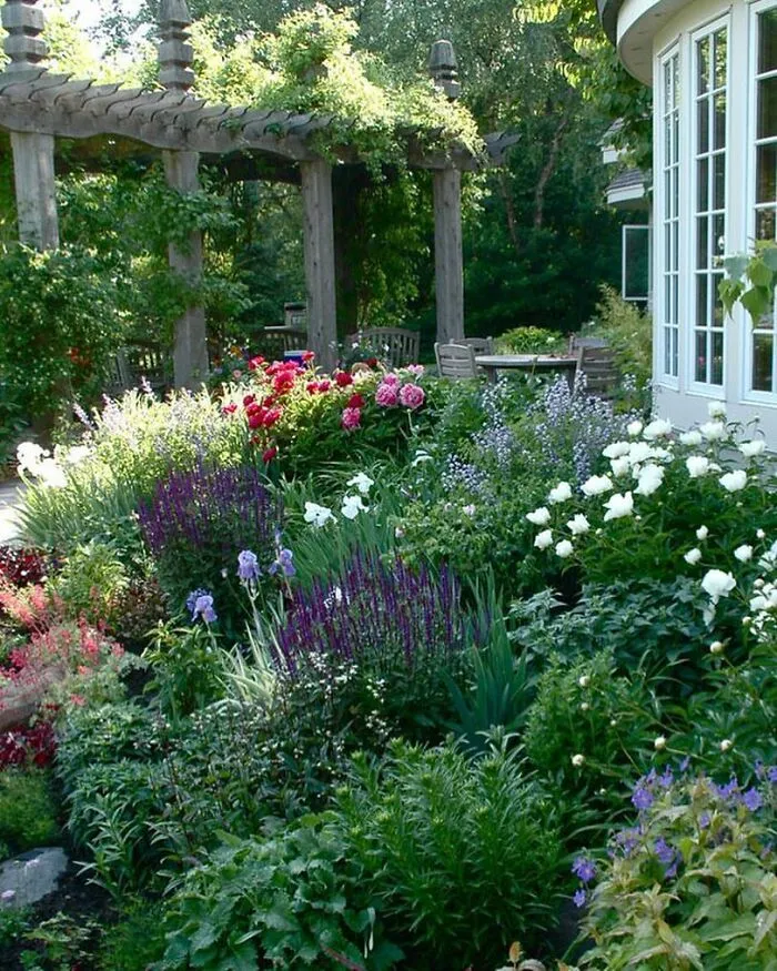 30 Heavenly Photos Of Gardens That Were Shared By This Instagram Account