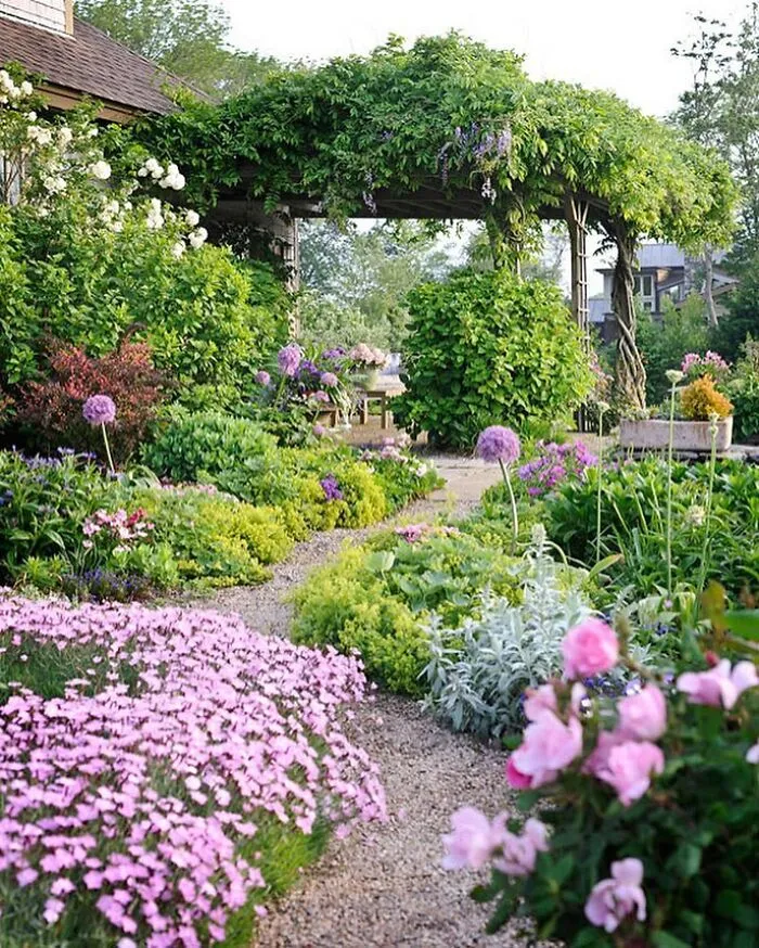 30 Heavenly Photos Of Gardens That Were Shared By This Instagram Account