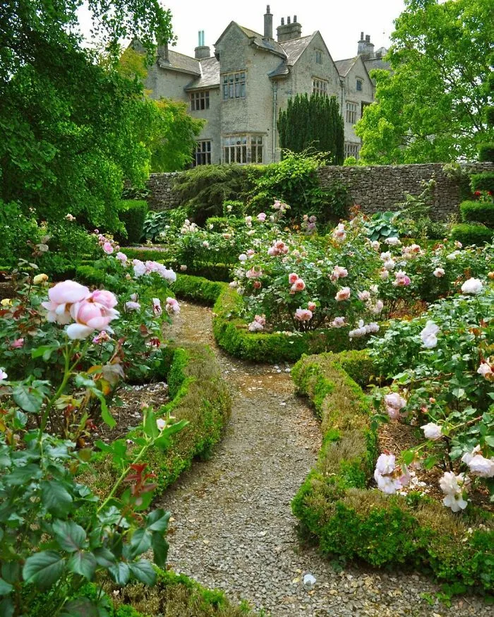 30 Heavenly Photos Of Gardens That Were Shared By This Instagram Account