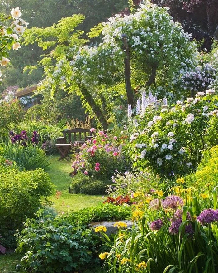 30 Heavenly Photos Of Gardens That Were Shared By This Instagram Account