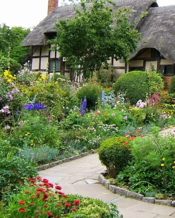 30 Heavenly Photos Of Gardens That Were Shared By This Instagram Account
