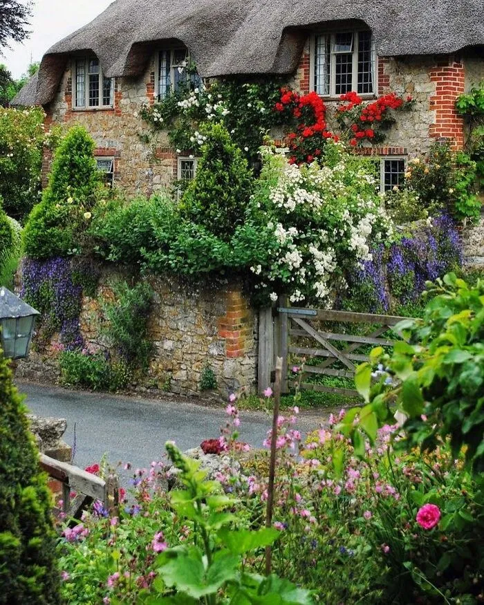 30 Heavenly Photos Of Gardens That Were Shared By This Instagram Account