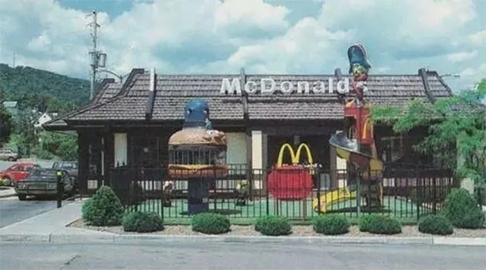 “Lost War Against Minimalism”: 15 Pics Of What Fast-Food Restaurants Looked Like In The Past