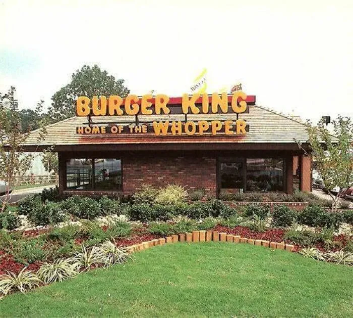 “Lost War Against Minimalism”: 15 Pics Of What Fast-Food Restaurants Looked Like In The Past