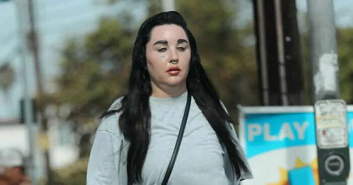Amanda Bynes "Unrecognizable" As She Steps Out In LA With Dramatic New Black Hair