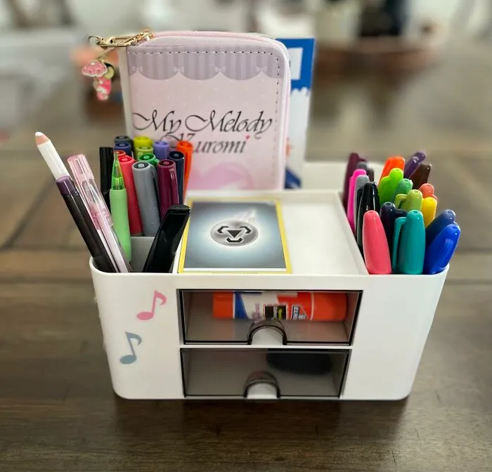Your Coworkers Will Be Green With Envy When They See Your Perfectly Organized Desk, Thanks To This <a Style="Display:inline;" Href="Https://Www.amazon.com/Marbrasse-Pen-Multi-Functional-Holder-Compartments/Dp/B0bymrjd7r?th=1&linkcode=ll1&tag=bpsquid-20&linkid=114f4d61de5876ce1414247700f68b0f&language=en_us&ref_=as_li_ss_tl " Target="_blank">     <span Style="Font: Inherit; Color: #d74b1f;"> Marbrasse Pen Organizer</Span> 