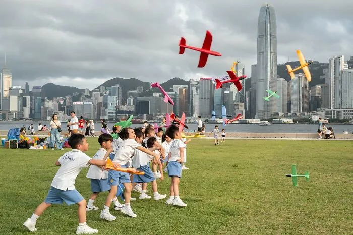 Lucky Coincidences: 20 Perfectly Timed Pictures Taken By Edas Wong (New Pics)