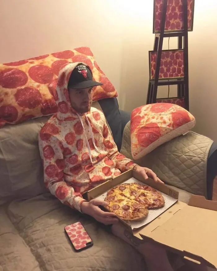 "Pizzas With Threatening Auras": 30 Pics From The Page With The Most Cursed Images Of Pizzas