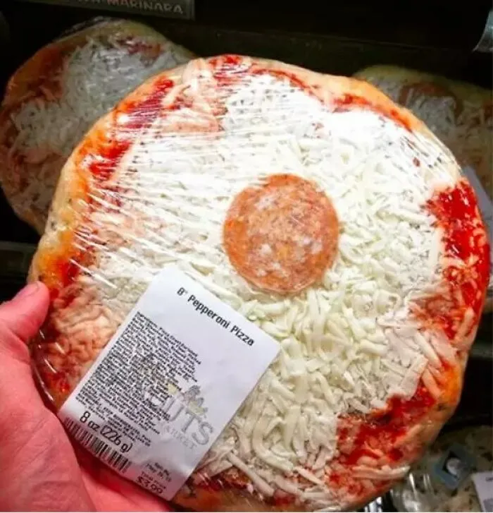 "Pizzas With Threatening Auras": 30 Pics From The Page With The Most Cursed Images Of Pizzas
