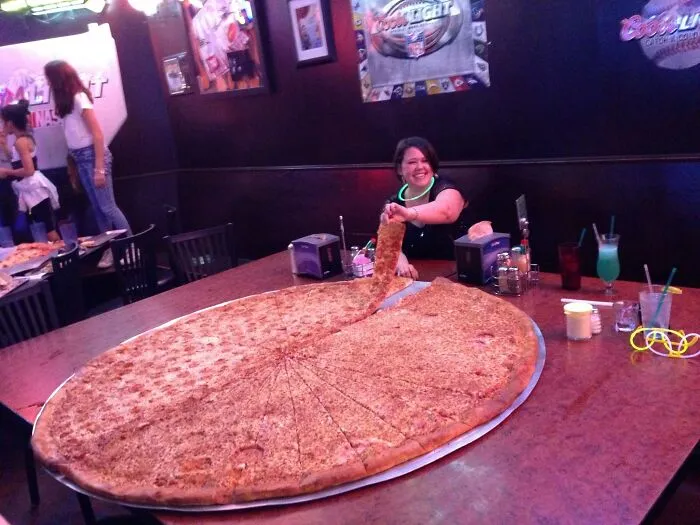 "Pizzas With Threatening Auras": 30 Pics From The Page With The Most Cursed Images Of Pizzas