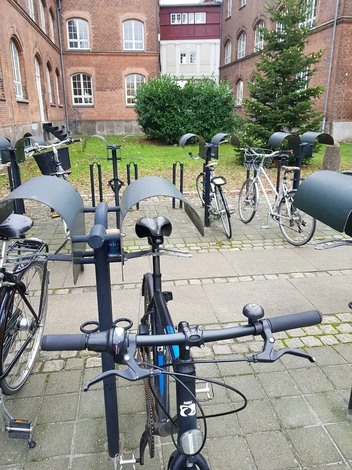 Este techo para bicicletas para que el sillín no se moje