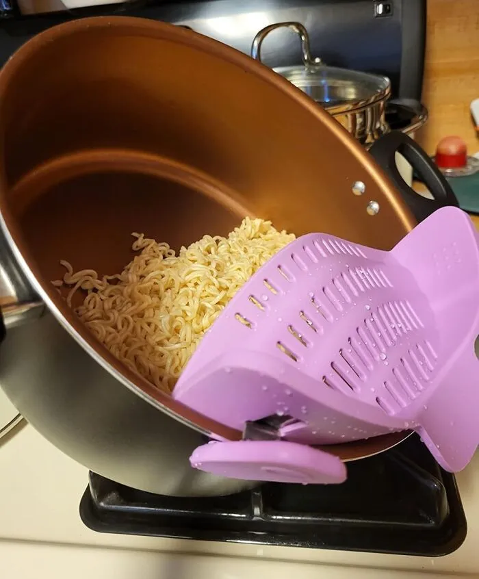 One-Pot Pasta Night Just Got A Whole Lot Easier With This <a Style="Display:inline;" Href="Https://Www.amazon.com/Kitchen-Gizmo-Strainer-Silicone-Colander/Dp/B018w9jii0?ie=utf8&th=1&linkcode=ll1&tag=bpelephant-20&linkid=d7260f281d3e27a077afe87064ae5583&language=en_us&ref_=as_li_ss_tl" Target="_blank"><span Style="Font: Inherit; Color: #d74b1f;"> Clip-On Strainer</Span> - No More Juggling Pots And Pans Like A Circus Performer