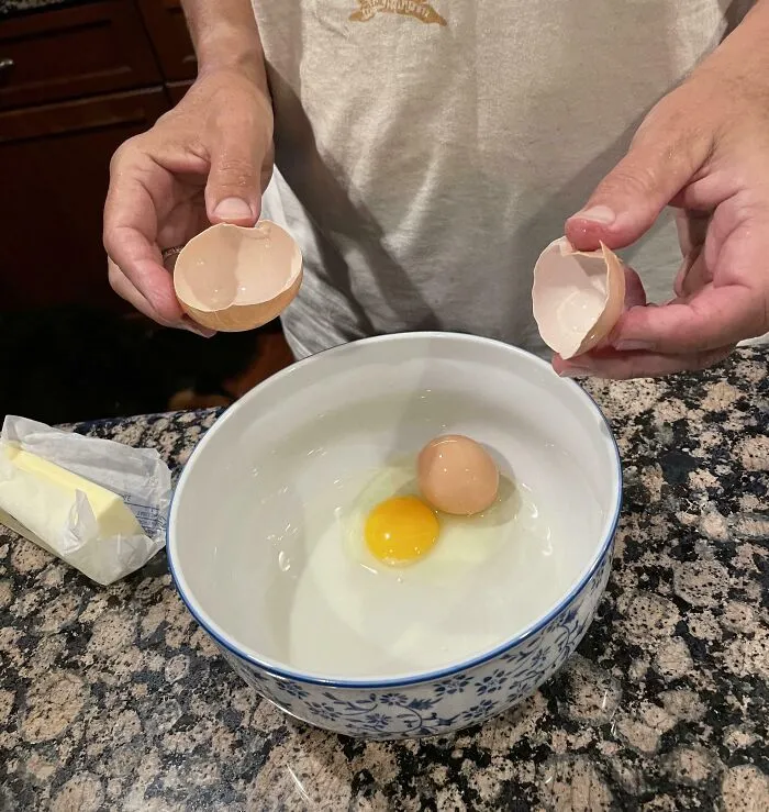 Una de las gallinas de mis padres ha puesto un huevo dentro de otro huevo