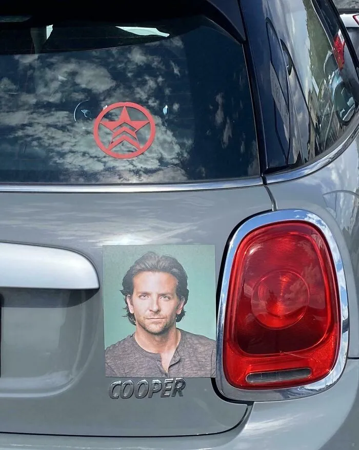 Bradley Cooper en un Mini Cooper