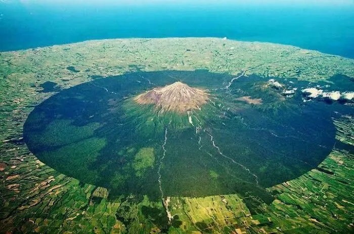 El monte Taranaki en Nueva Zelanda. El gran círculo verde oscuro es un parque nacional 