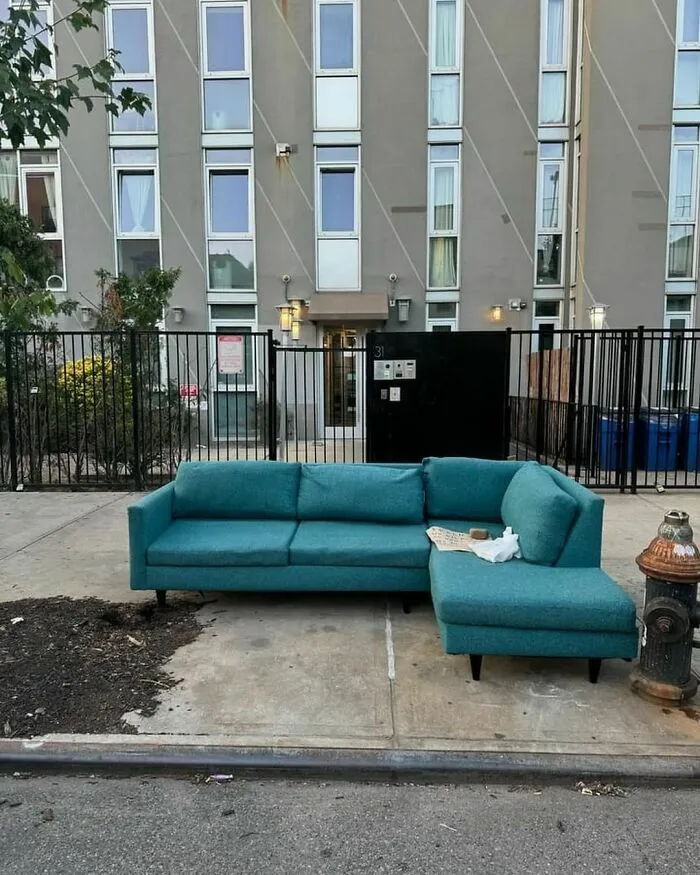 One Man’s Trash, Another’s Jackpot: 35 Wild Stooping Discoveries In New York (New Pics)