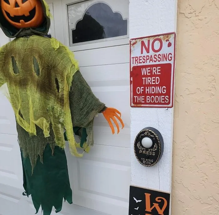 Your Halloween Decorations Are About To Get A Morbidly Hilarious Upgrade With This   <a Style="Display:inline;" Href="Https://Www.amazon.com/Cvndkn-Uniona-Fashion-Trespassing-Hiding/Dp/B07sh423y4?ie=utf8&th=1&linkcode=ll1&tag=bptoucan-20&linkid=f47f9968741d2e2bd784af15eb6c764e&language=en_us&ref_=as_li_ss_tl" Target="_blank"> <span Style="Font: Inherit; Color: #d74b1f;"> 'No Trespassing' Sign</Span> — Perfect For Keeping Those Pesky Trick-Or-Treaters (And Nosy Neighbors) At Bay!