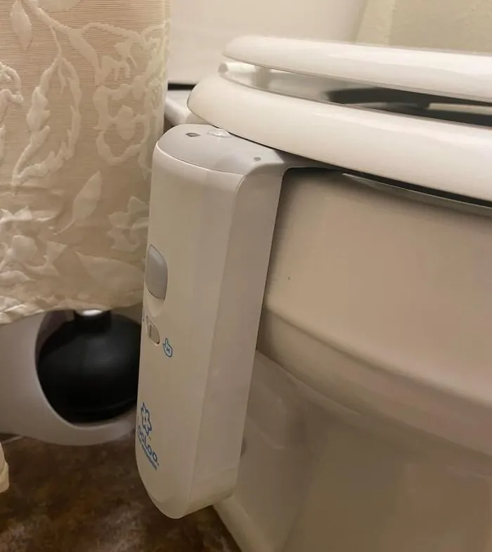 The Automatic Touchless Toilet <a Style="Display:inline;" Href=" Https://Www.amazon.com/Looloo-Automatic-Touchless-Dispenser-Fragrance/Dp/B0b52c5bdm?ie=utf8&linkcode=ll1&tag=bpbee-20&linkid=223210070a68213b67b9a8c6ff105913&language=en_us&ref_=as_li_ss_tl " Target="_blank"> <span Style="Font: Inherit; Color: #d74b1f;"> Air Freshener</Span> That Keeps Things Smelling Clean Without Lifting A Finger