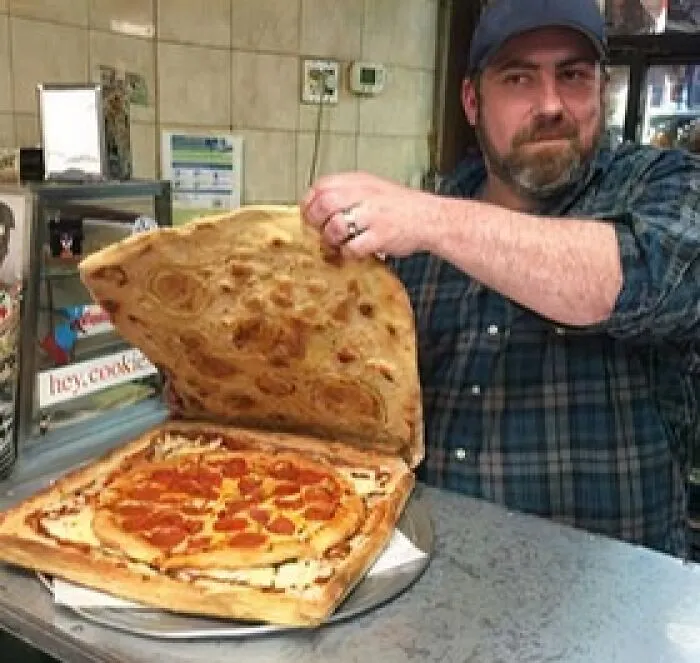"Pizzas With Threatening Auras": 30 Pics From The Page With The Most Cursed Images Of Pizzas