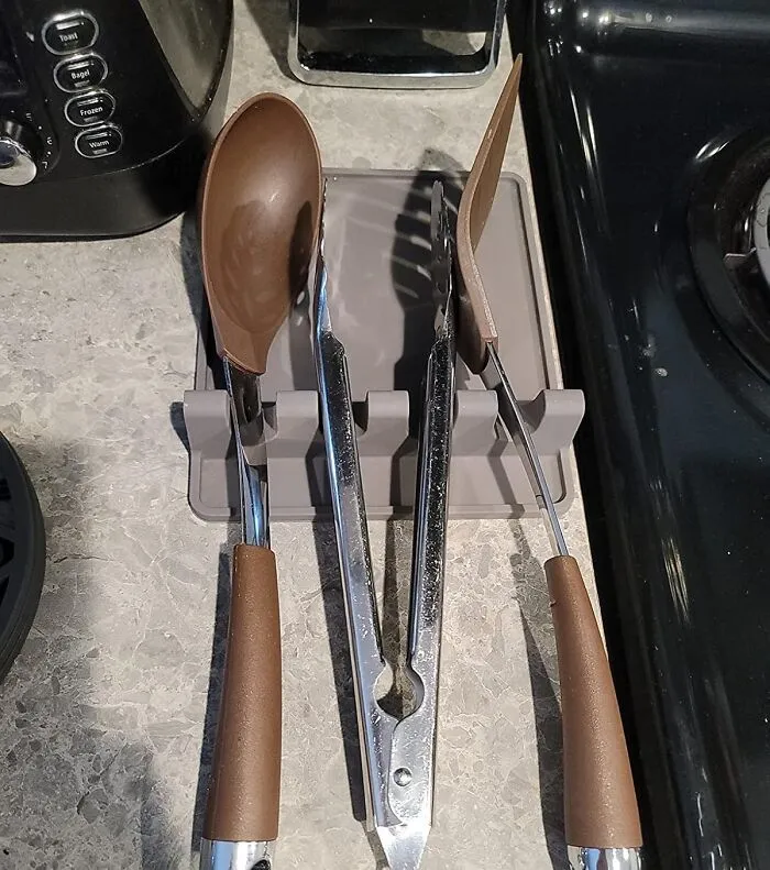 Your Messy Countertop Is About To Meet Its Match - This   <a Style="Display:inline;" Href="Https://Www.amazon.com/Silicone-Utensil-Rest-Heat-Resistant-Kitchen/Dp/B08b6djymh?ie=utf8&th=1&linkcode=ll1&tag=bpdingo-20&linkid=3be44f53607f947270bd645df9057505&language=en_us&ref_=as_li_ss_tl" Target="_blank"><span Style="Font: Inherit; Color: #d74b1f;"> Extra Large Silicone Utensil Rest With Drip Pad</Span>  Is Here To Keep Things Tidy And Sauce-Free