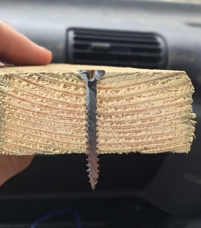Corte de un tornillo en la madera
