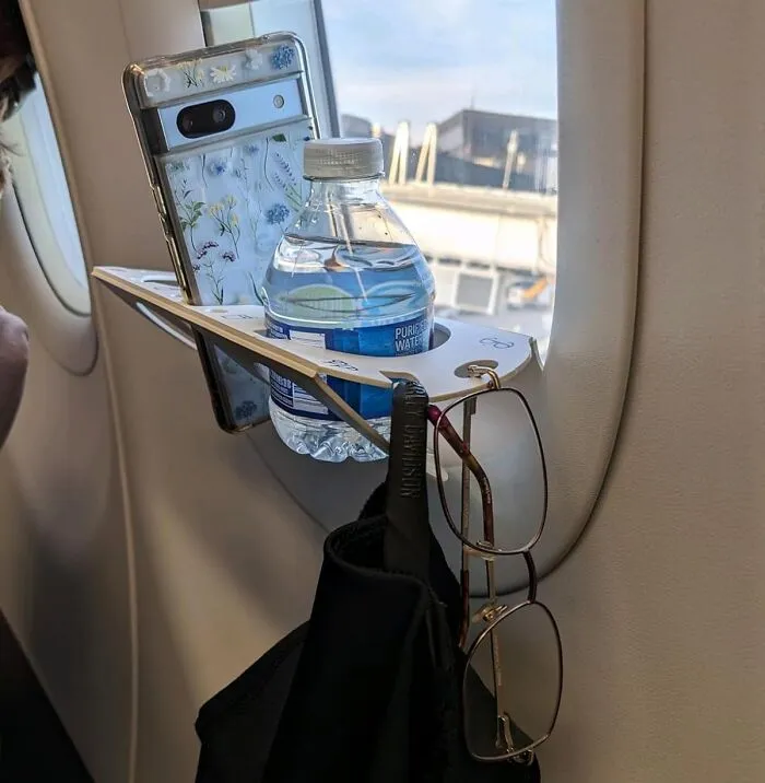 Upgrade Your In-Flight Experience With This <a Style="Display:inline;" Href="Https://Www.amazon.com/Bevledge/Dp/B07kxl1yvm?ie=utf8&linkcode=ll1&tag=bpcobra-20&linkid=cef6595480fce3b3c897bee979b767f2&language=en_us&ref_=as_li_ss_tl" Target="_blank"><span Style="Font: Inherit; Color: #d74b1f;"> Airplane Window Organization Station</Span> – It's Like Having Your Own Personal Assistant At 30,000 Feet!