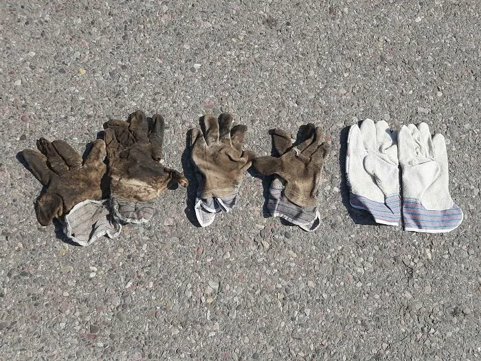 La diferencia en mis guantes de trabajo después de usarlos 2 semanas, una semana y nuevos