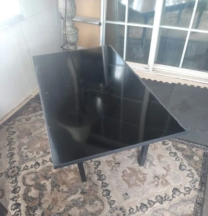 Utilicé mi tele rota para reemplazar el cristal de la mesa del patio, que también se había roto