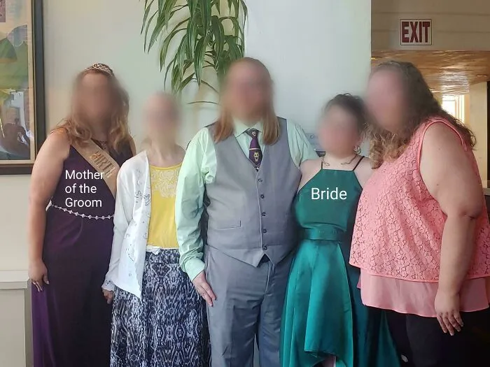 Mi suegra usó una tiara y una banda en mi boda