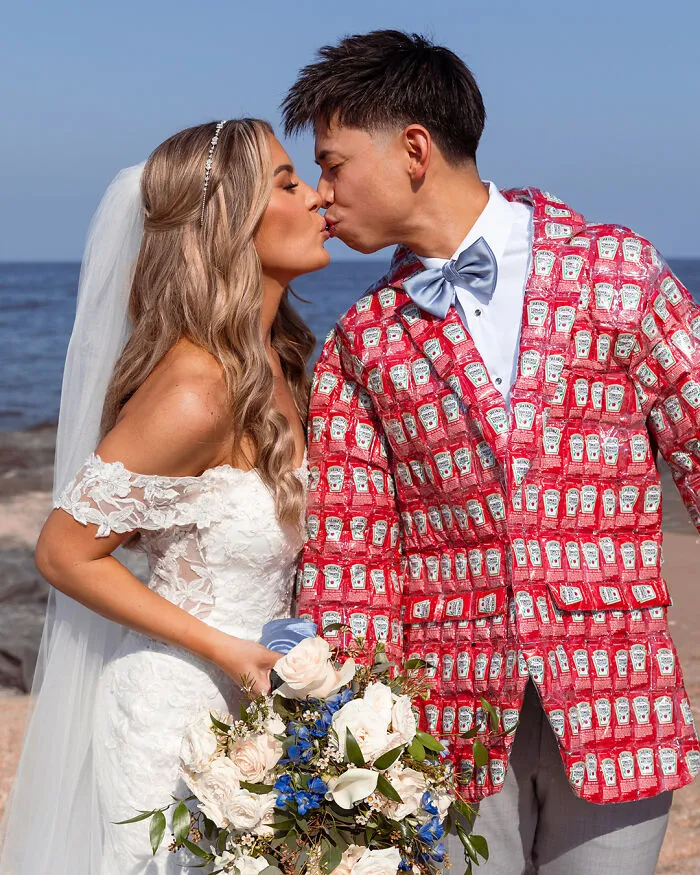 Alguien hizo una chaqueta hecha con sobrecitos de Heinz para que un chico llamado Heinz la usara en su boda.