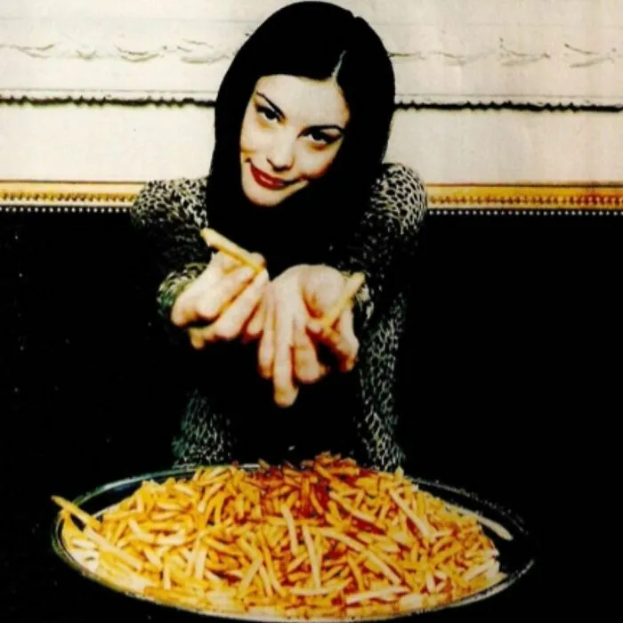 30 Wild And Wholesome Moments From The ‘90s, As Seen On This Dedicated IG Page (New Pics)