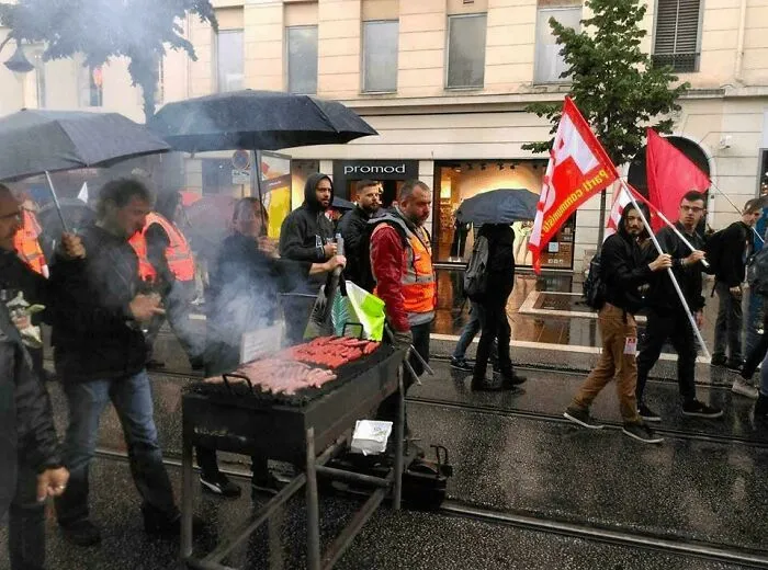 Los sindicatos franceses han fabricado unas parrillas especiales que caben en las vías para poder asar salchichas mientras marchan 