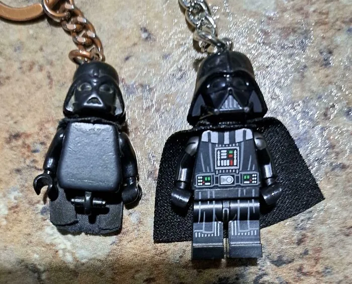 Llavero de Vader de hace 13 años frente a uno nuevo