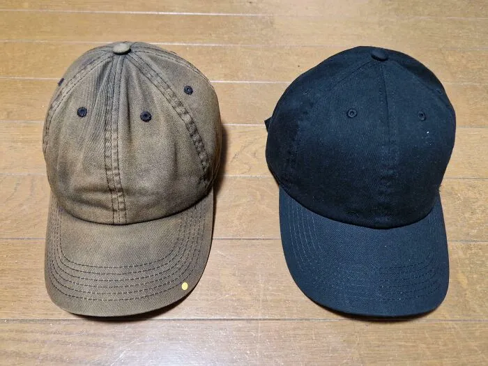2 sombreros idénticos, pero uno se usó todos los días durante un año