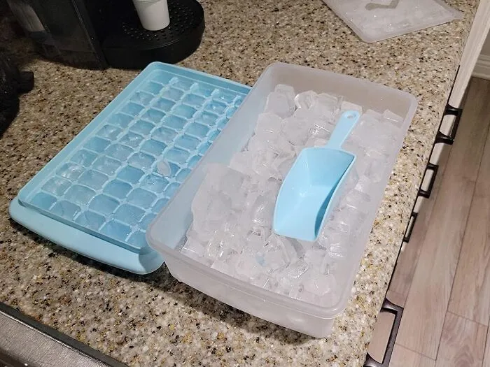 No More Freezer Tetris! This   <a Style="Display:inline;" Href="Https://Www.amazon.com/Freezer-Easy-Release-Spill-Resistant-Container-Flexible/Dp/B0945x3nss?ie=utf8&th=1&linkcode=ll1&tag=bpwombat-20&linkid=25f4c0175b5b26a9c69974fba1439789&language=en_us&ref_=as_li_ss_tl" Target="_blank"><span Style="Font: Inherit; Color: #d74b1f;"> Ice Cube Tray With Lid & Bin</Span> Keeps Your Cubes Fresh And Organized (And Saves You From That Awkward Ice-Tray-Juggling Act)