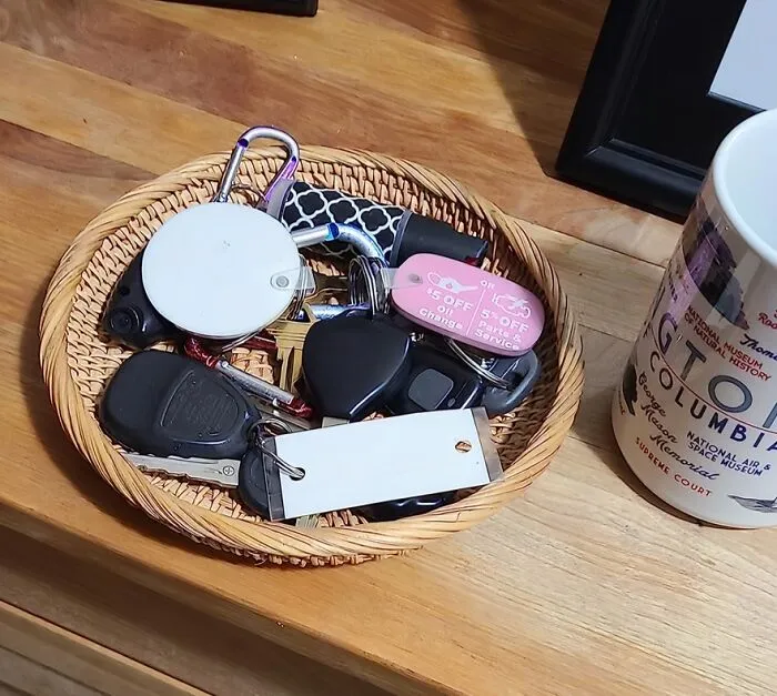 "Use a bowl to throw your keys, badges, and wallet into when you get home. That way you can’t leave without ALL the stuff you need" - <span Style="Font:inherit;color:#808080"> pockunit</Span>