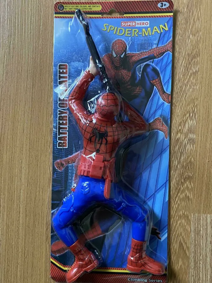 Spiderman con su famoso rifle, claro