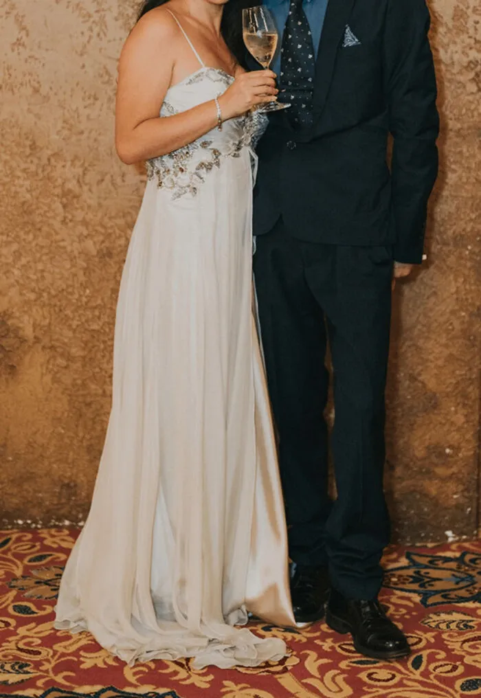 Invitada vestida como una novia en colores blanco y champán