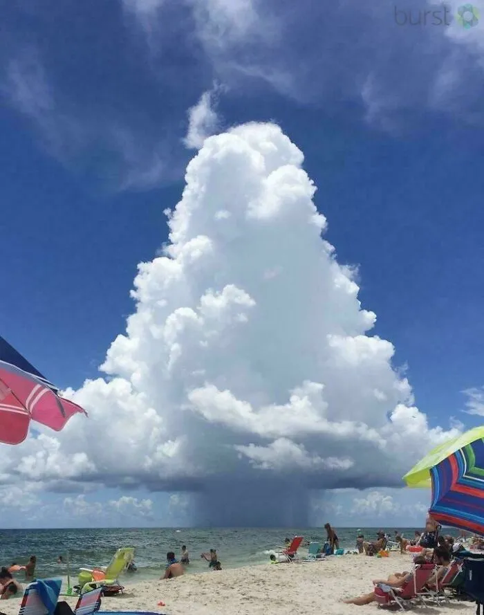 Una nube de lluvia cerca de la playa