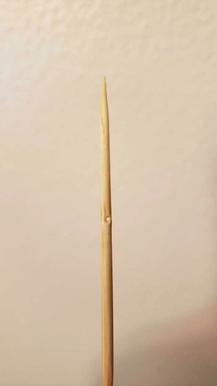 Mi palillo de dientes tiene un agujero perfecto de 0'5 mms