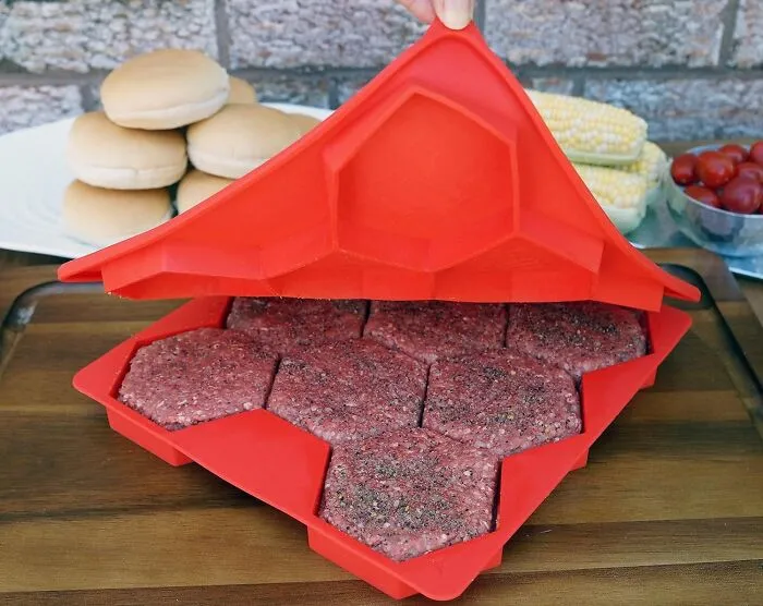Ditch The Sad, Store-Bought Patties! This <a Style="Display:inline;" Href="Https://Www.amazon.com/Innovative-Freezer-Container-Quarter-Pound-Dishwasher/Dp/B00xhi1aga?sbo=rzvfv%2f%2fhxdf%2bo5021pansa%3d%3d&th=1&linkcode=ll1&tag=bpcow-20&linkid=c33f4a7e3a043cb28b3a0da218560eb0&language=en_us&ref_=as_li_ss_tl" Target="_blank"><span Style="Font: Inherit; Color: #d74b1f;"> Burger Master</Span> Makes 8 Perfect Patties At Once, So You Can Have A Backyard BBQ That'll Make Your Neighbors Drool