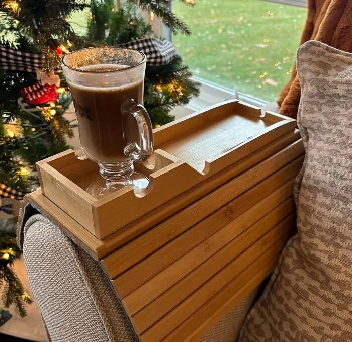 Spill-Proof Your Netflix Binges! This <a Style="Display:inline;" Href="Https://Www.amazon.com/Bestjing-Bamboo-Sofa-Armrest-Tray/Dp/B0ckp34b61?ie=utf8&linkcode=ll1&tag=bpcow-20&linkid=b52e7be41d6def4d933d1a81edf7e7e2&language=en_us&ref_=as_li_ss_tl" Target="_blank"><span Style="Font: Inherit; Color: #d74b1f;"> Sofa Armrest Tray</Span> Keeps Your Drinks Secure And Your Couch Stain-Free