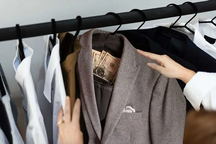 Think Your Closet Is Just For Clothes? Think Again!  This   <a Style="Display:inline;" Href=" Https://Www.amazon.com/Diversion-Stash-Hanging-Clothes-Valuables/Dp/B07rl44nbd?crid=toqnnw1qdh60&dib=eyj2ijoimsj9.bevcgwmmym3tvkyjjlqwprzvgt55za-_f28gisurpmtotnnj9xsnww5a0m6t9luwoz1cf-Heo0ou3c3gnigof3bhmmottdxkw7urueb06oqmz4rz1rduvj4no-Vqx0mvt1ar_vl3orxjqlmiuxzjtyiqqdaa-7bssy17emy91lmkataepuhgvy-NY7tbi8zxfr8z-Idyve8ce099vtljoxd64lgxizpxmqp3m-G-99z69fztanx_kui4vkdxt2cpxno4zm4rjo2aoha8rlcbqmf0mykj-Hgc6hxzbvzxins.nxob9bcz4eyl_cdfiw3prnzylrtzdki4rzun3enneow&dib_tag=se&keywords=stash+it&qid=1713295146&sprefix=stash+it%2caps%2c83&sr=8-1-Spons&sp_csd=d2lkz2v0tmftzt1zcf9hdgy&psc=1&ascsubtag=srctok-699f26727b767709&btn_ref=srctok-699f26727b767709&linkcode=ll1&tag=bplion-20&linkid=7695598577e91a0a46e06076f698dcc2&language=en_us&ref_=as_li_ss_tl " Target="_blank"><span Style="Font: Inherit; Color: #d74b1f;"> Hidden Pocket Safe</Span> Is The Ultimate Disguise For Your Precious Belongings